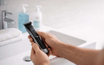 Man scheert de schaamstreek veilig met een trimmer en nazorgtips tegen irritatie