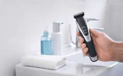 Mannelijke grooming tools in een propere badkamer, bodygroomer en aftercare naast de wastafel